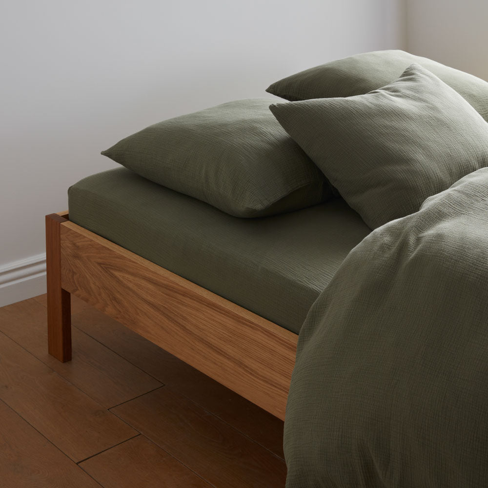 Fitted sheet in forest green cotton gauze