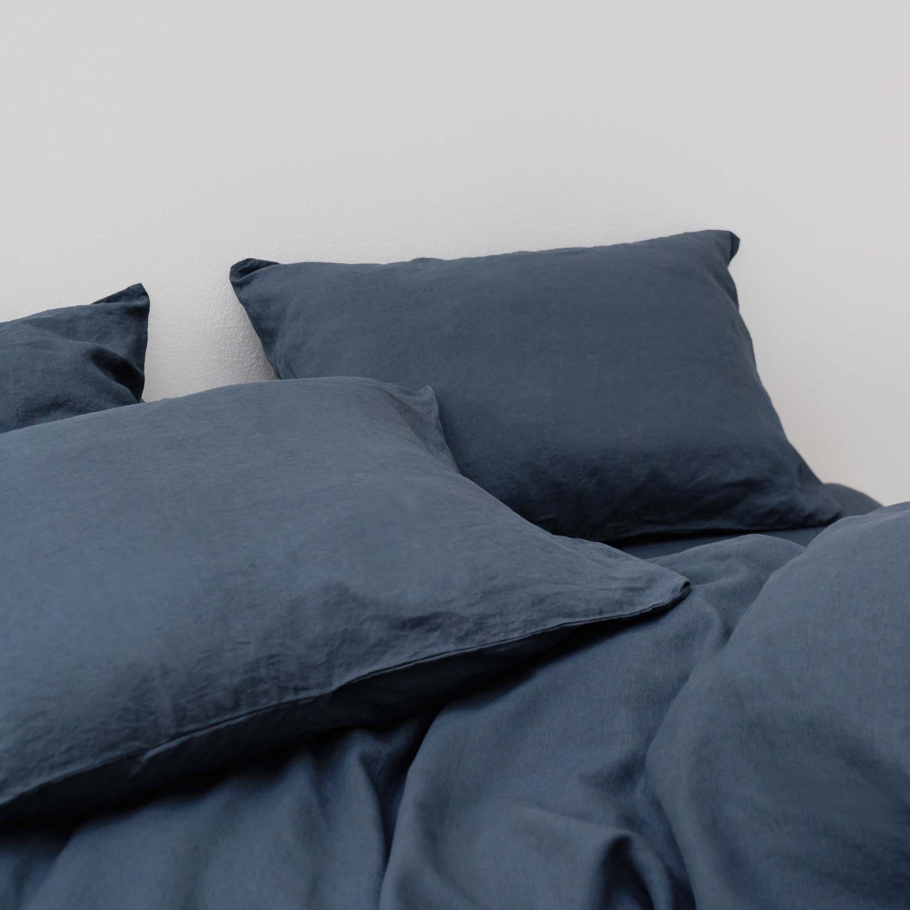 linge de lit haut de gamme en lin lavé bleu orage maison most